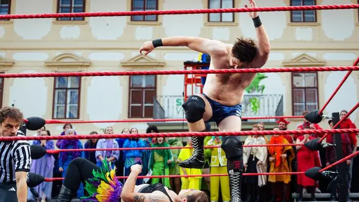 Wrestling-Match auf dem Karmeliterplatz: Unterliegt die Kunst dem „Falschen Propheten“?