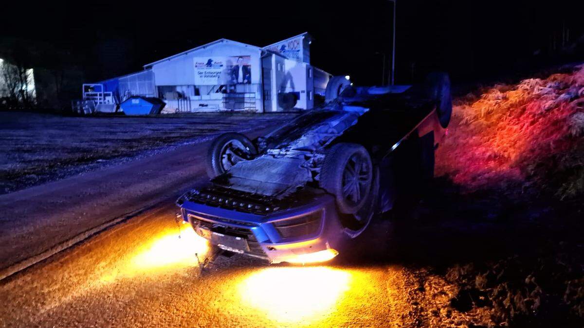 In Voitsberg touchierte ein Fahrzeug eine Straßenlaterne und landete am Dach