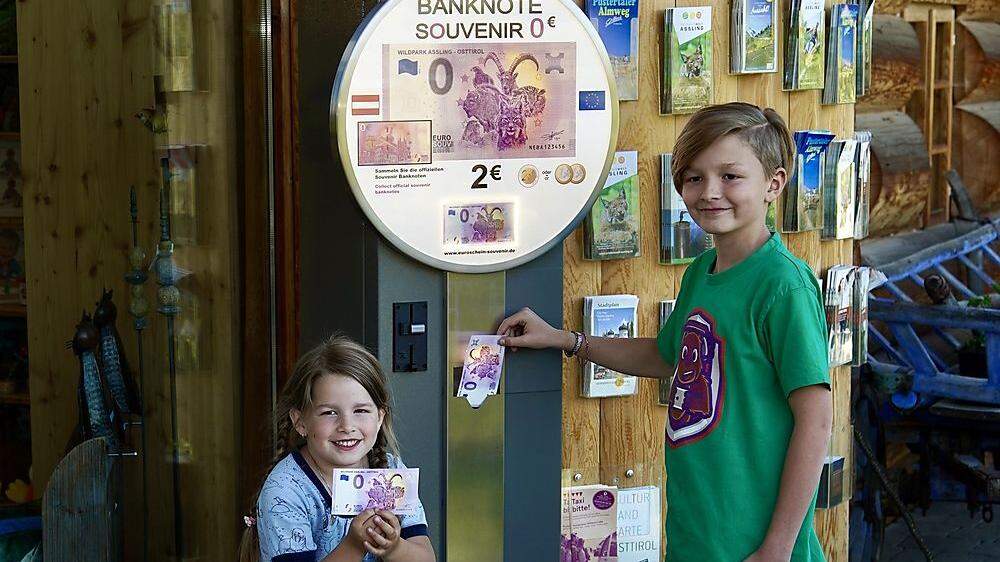 Tabea und Tobias Lukasser zeigen vor, wie der Geldautomat funktioniert