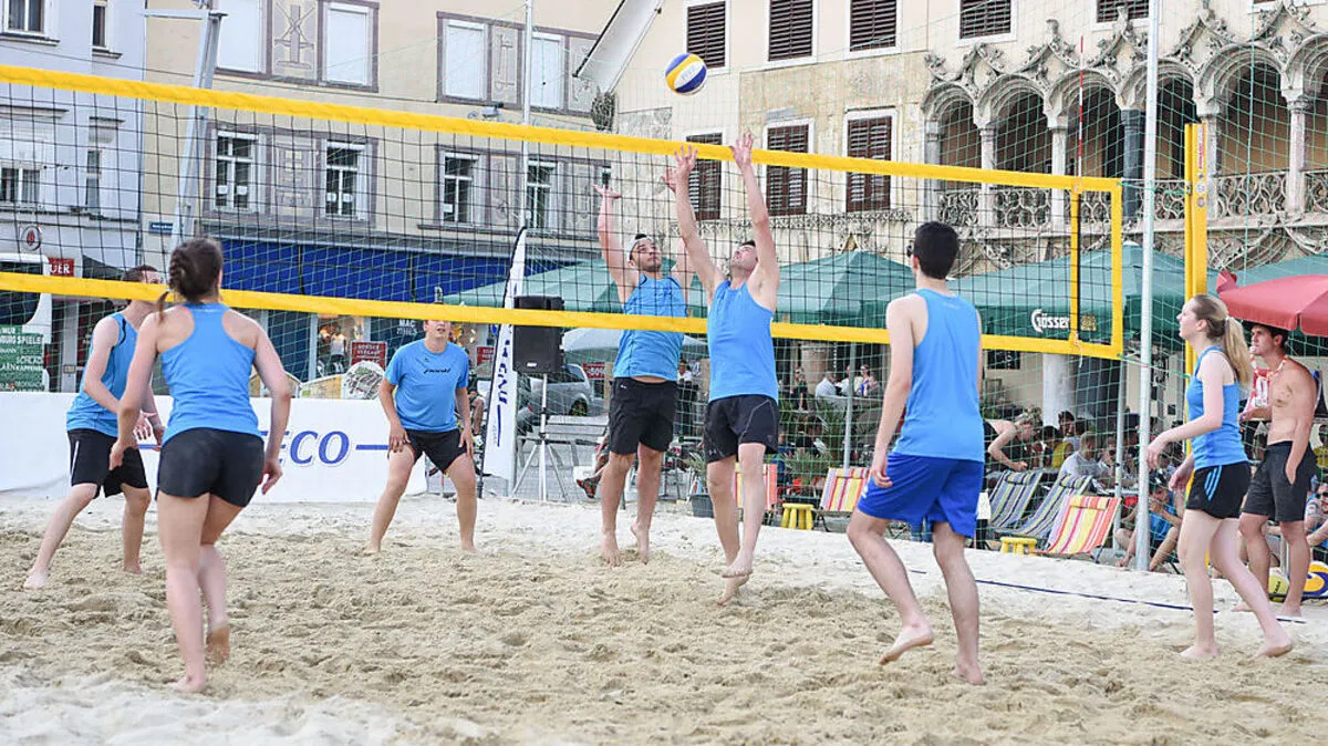 Es wird wieder Volleyball am Hauptplatz gespielt