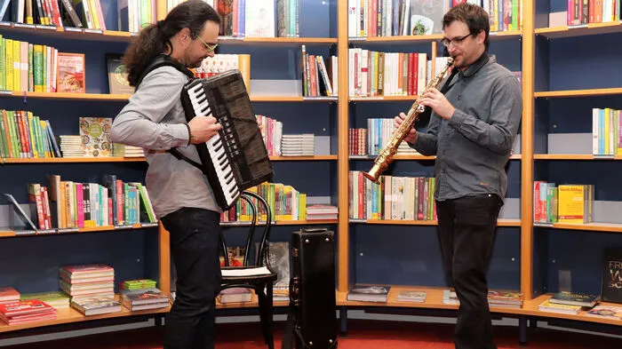 Hans-Peter Steiner (Saxophon) und Rudi Katholnig (Akkordeon) umrahmten den „Musik & Bücher-Nachmittag".