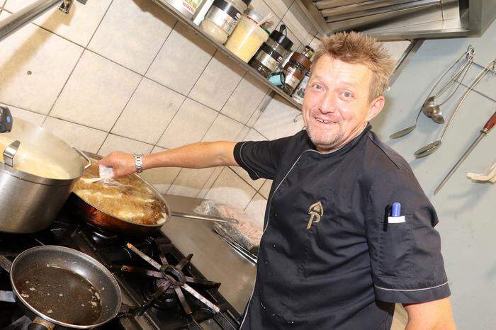 Vlado Drazetic bei der Fischzubereitung - immer frische Fische in der Küche