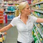 Jüngere Menschen bieten den älteren Menschen ihre Hilfe beim Besorgen der Einkäufe an