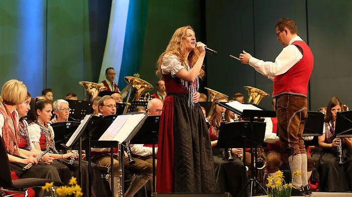 Normalerweise spielt Marion Marach in der Kameradschaftskapelle Querflöte. Für das Stück "Gabriellas Sang" griff sie zum Gesangsmikro und sang es auf Schwedisch 