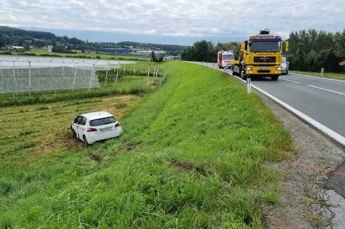 Ein Pkw überschlug sich nach dem Zusammenprall und landete im Straßengraben.