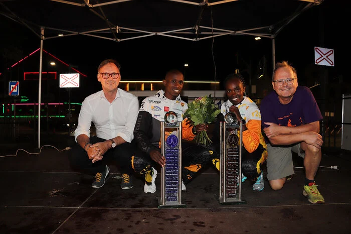 Gemeinsam mit Bürgermeister Erwin Eggenreich konnte der Organisator des Laufes, Gerald Schlemmer, Gilbert Kiprotich Kemoi vonTeam Run2Gether bei den Herren und Caroline Makandi Gitonga bei den Damen zum Sieg im Hauptlauf gratulieren. Weitere Bilder von den verschiedenen Läufen und den Siegern kann man der folgenden Bilderserie entnehmen.