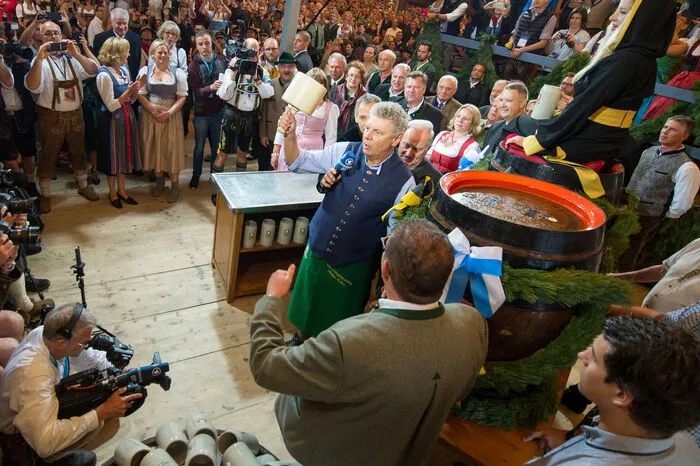 Mit nur zwei Schlägen hat Münchens Bürgermeister Dieter Reiter pünktlich um 12.00 Uhr das erste Fass Bier angezapft und das 183. Oktoberfest eröffnet.