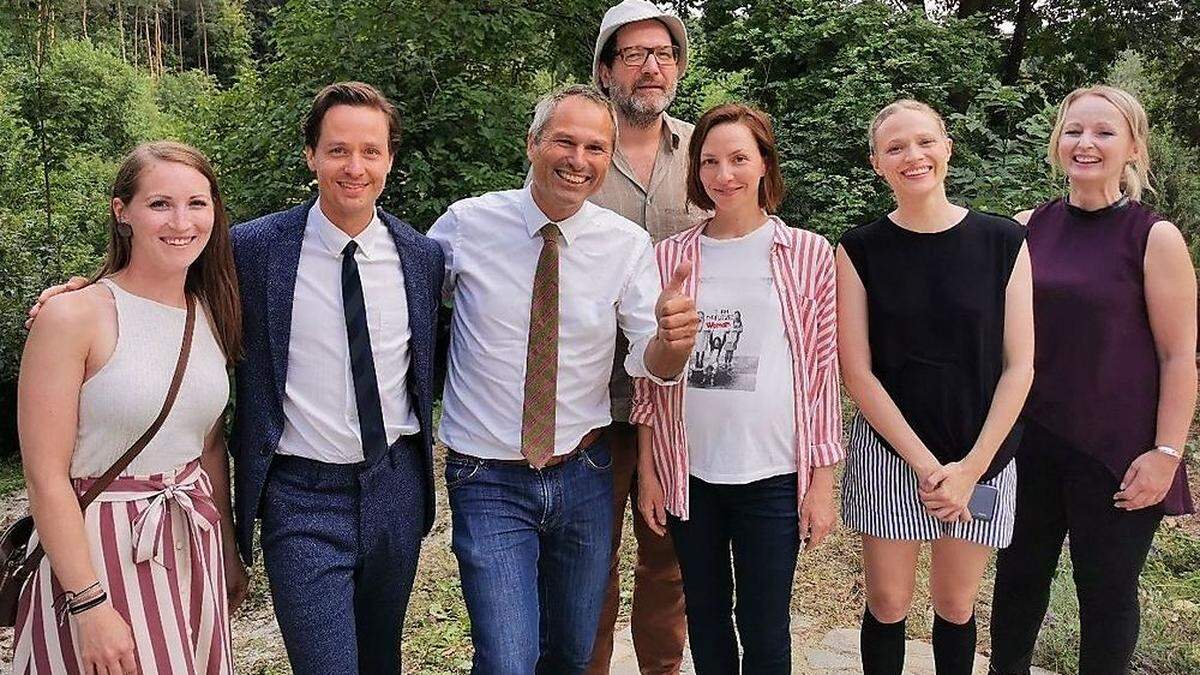 Hotelchef Hannes Wagner (3. von links) und Marketingchefin Alexandra Eder (rechts) begrüßten die Filmcrew mit David Schalko (Mitte), Tom Schilling, Katharina Schüttler und Mavie Hörbiger