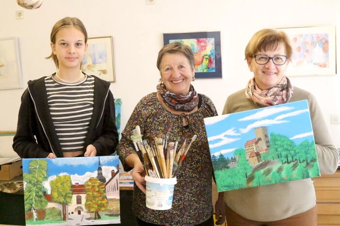 „Wir wollen Kinder und ihre Eltern dazu motivieren, die Malerei als einen Ausgleich zum stressigen Alltag und als eine Alternative zu Videospielen zu sehen", sagte Obfrau Doris Gebeneter (Mitte) - am Foto mit Katharina Gursch (links) und Elfriede Gergl-Konschitzky (rechts) 