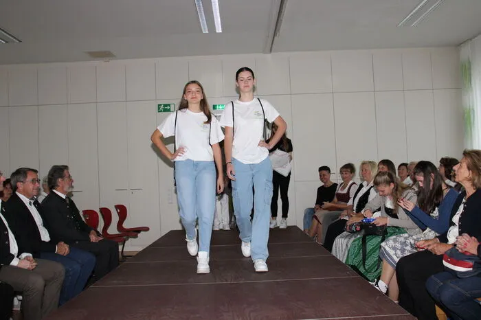Eine schwungvolle Modenschau, kulinarische Schmankerln aus der Schulküche, hausgemachte Mehlspeisen, ein Kindererlebnisprogramm, ein Schätzspiel mit wertvollen Preisen, ein Glückshafen und Musik von den „Irrwurzla“ rundeten das traditionelle Herbstfest perfekt ab.