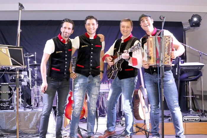 Was besonders auffiel: Nicht nur die bäuerliche Bevölkerung war gekommen, um sich zu unterhalten oder zur Musik der „Silberbacher“ (Foto) eine flotte Sohle aufs Parkett zu legen.