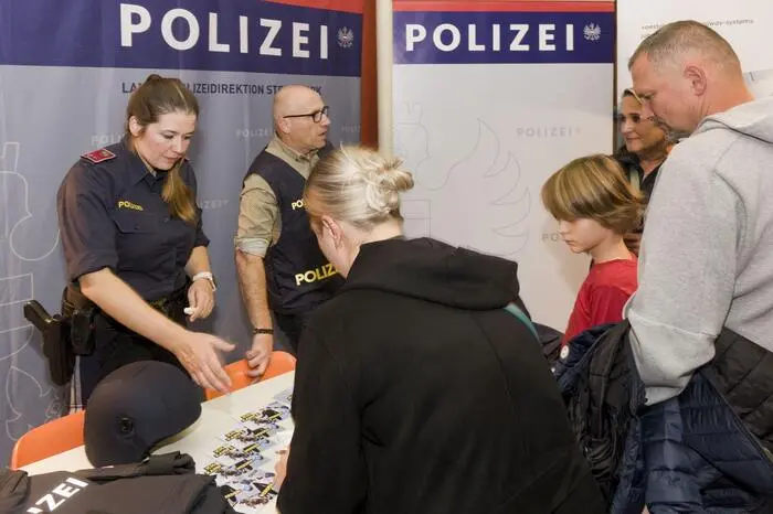 Nach Begrüßungsworten von Katharina Steiner-Bittlingmaier, Beate Dolschek, Ulrike Steinwidder und Günter Reichhold sowie einer kurzen Tanzeinlage von Schülern der NMS Zeltweg konnten sich die Jugendlichen umfassende Informationen über das Angebot einholen.