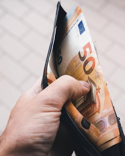 14 August 2022: A man holds a leather wallet with several euro banknotes in his hand *** Ein Mann hält einen Leder Geldbeutel mit mehreren Euro Geldscheinen in der Hand