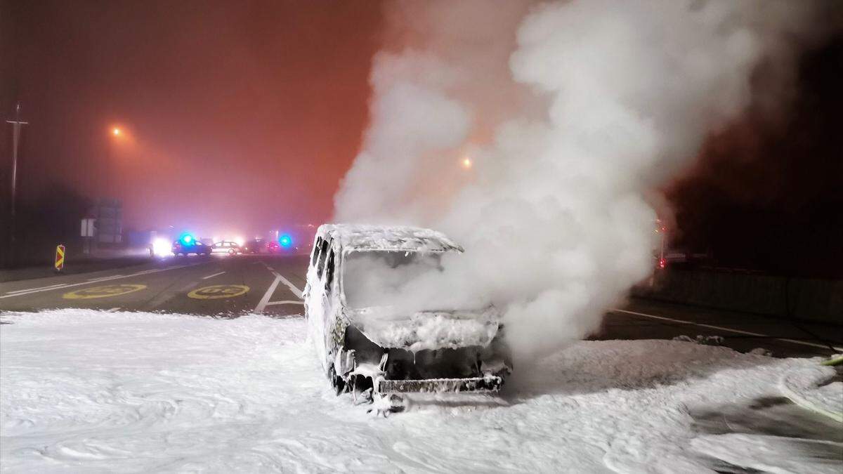 Der Pkw auf der A 9 brannte komplett aus