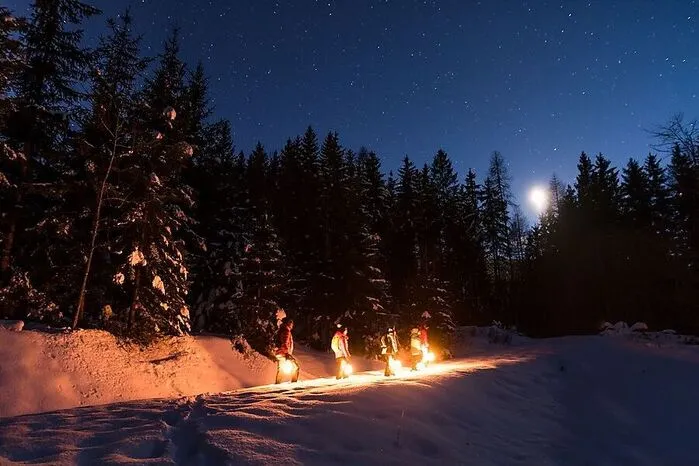 Kärnten. Auf den Wiesen des Naturparks oberhalb der Aichingerhütte, wo im Sommer das Vieh in aller Ruhe frische Bergkräuter weidet, beginnt eine abendliche „Unplugged“-Tour mit Naturpark-Ranger Johann Abuja über der Dobratsch. Um 18 Uhr geht es los, bald werden die Schneeschuhwanderer von der Dunkelheit und dem Knirschen des Schnees eingehüllt. Künstliches Licht ist dennoch verpönt: Der Mond und Fackeln leuchten den Weg. 