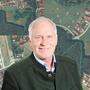 Bürgermeister Johannes Zweytick (ÖVP) und die Grundstücke, die zu erwerben sind