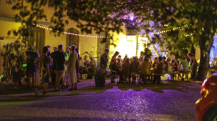Festgeschehen im Freien mit bunten Lichtern