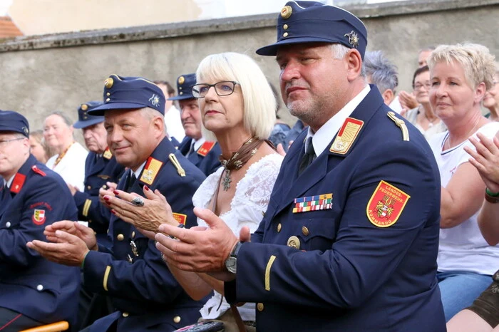 Kommandant Georg Jandl konnte dazu zahlreiche Festgäste – unter ihnen die Bürgermeister Martin Kulmer (St. Veit), Wolfgang Grilz (St. Georgen/Längsee) und Gabriele Dörflinger (Klein St. Paul), Landesfeuerwehrkommandant-Stellvertreter Dietmar Hirm (rechts), Bezirksfeuerwehrkommandant Friedl Monai sowie Kommandant-Stellvertreter Georg Kropf - willkommen heißen.  