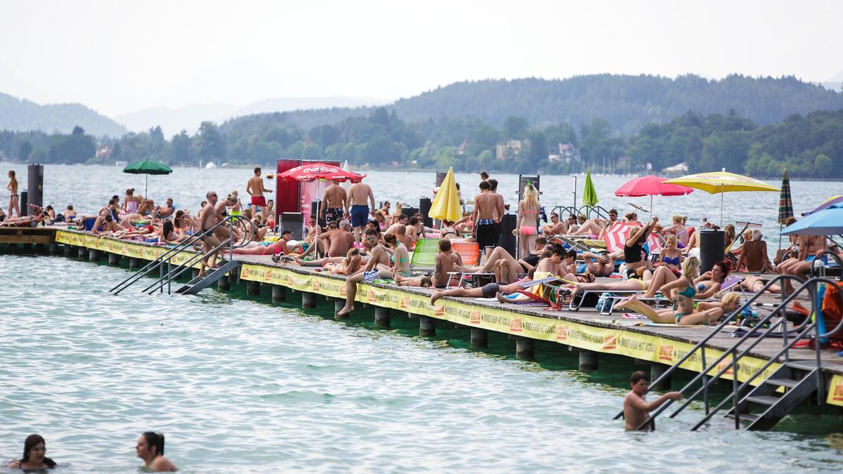 Jeder sucht Abkühlung: Überfüllte Brücke im Klagenfurter Strandbad