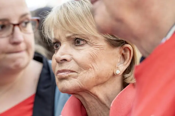 Uschi Glas bei der Gedenkveranstaltung: 365 Tage 7. Oktober, München gegen Antisemitismus, Odeonsplatz, München, 6. Oktober 2024 Deutschland, München, 6. Oktober 2024, Schauspielerin Uschi Glas bei der Gedenkveranstaltung: 365 Tage 7. Oktober, München gegen Antisemitismus, auf dem Odeonsplatz, Israel Flaggen im Hintergrund, Politik, Bayern, *** Uschi Glas at the commemorative event 365 Days 7 October, Munich against anti-Semitism, Odeonsplatz, Munich, October 6, 2024 Germany, Munich, October 6, 2024, Actress Uschi Glas at the commemorative event 365 Days 7 October, Munich against anti-Semitism, on Odeonsplatz, Israel flags in the background, Politics, Bavaria,