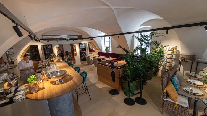 Stammtisch am Paulustor heißt das neue Lokal im Palais Wildenstein ...