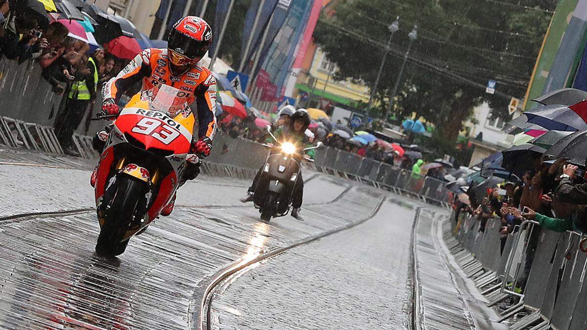 Das schlechte Wetter hielt die Motorsport-Fans nicht davon ab, ihre Stars - hier Marc Marquez - aus der Nähe zu erleben