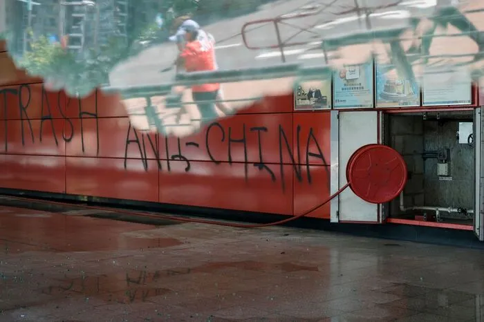 Die extreme Gewalt habe eindeutig gezeigt, dass die öffentliche Sicherheit Hongkongs in Gefahr sei, sagte Lam am Samstag.