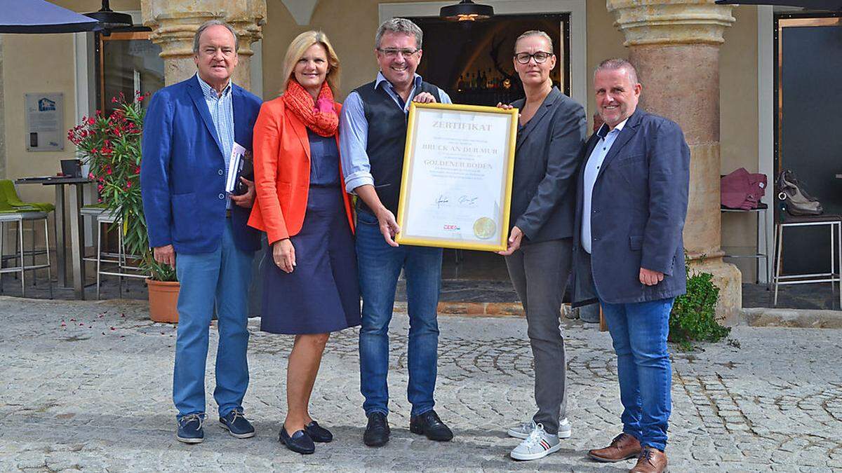 Wirtschaftsreferent Werner Schmölzer, Vizebürgermeisterin Susanne Kaltenegger, Bürgermeister Peter Koch, Wirtschaftskammer-Regionalstellenleiterin Martina Romen-Kierner und Erich Weber, Geschäftsführer der Standort und Marketing Bruck GmbH