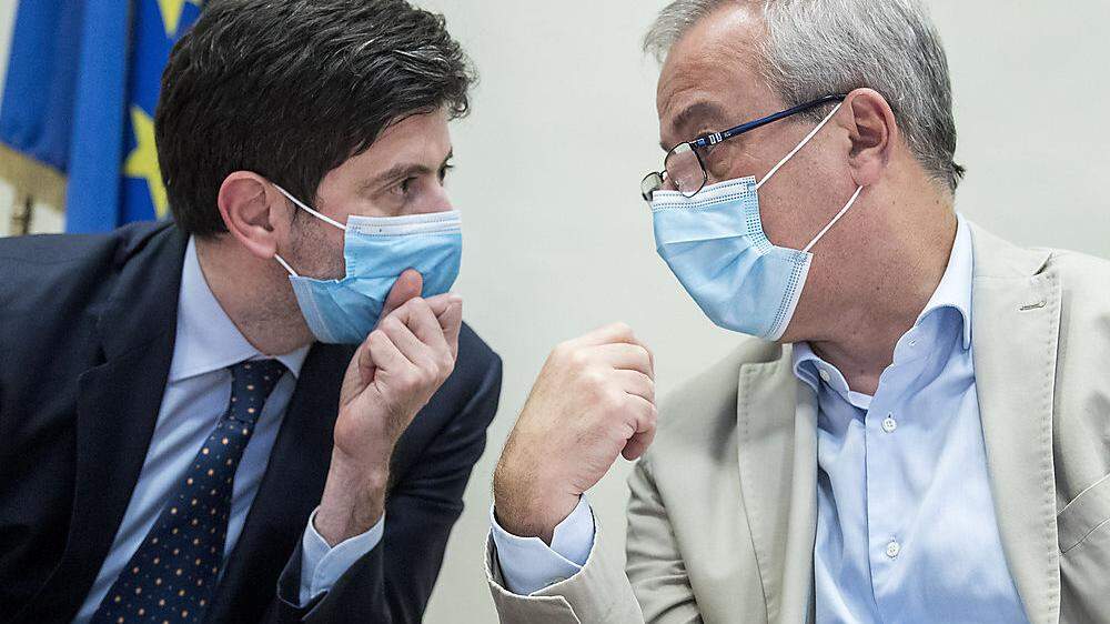 Gesundheitsminister Roberto Speranza (links) mit Virologen aus Beraterteam