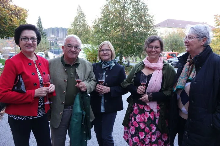 Am Abend dann wurde die Eröffnung mit geladenen Ehrengästen gebührend gefeiert: Nach Begrüßungsworten von Dr. Adomeit und Dr. Eichberger begrüßte der Birkfelder Bürgermeister Franz Derler die Gäste und hieß die neue Ärztin in Birkfeld willkommen.