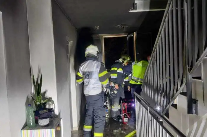 Der Bewohner der vom Brand betroffenen Wohnung konnte selbstständig flüchten, ihm war es jedoch nicht mehr möglich, die Wohnungstüre zu schließen, wodurch das gesamte Stockwerk und der Fluchtweg für die angrenzenden Wohnungen verraucht wurde