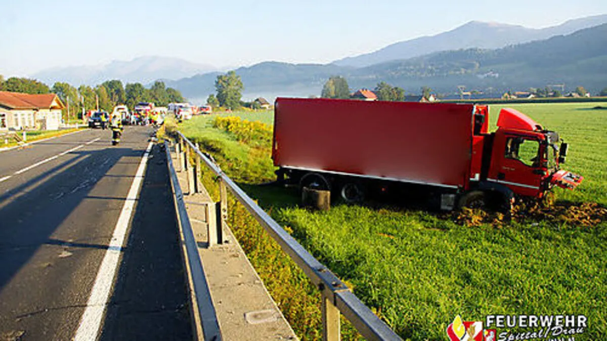 Der Lkw landete nach der Kollision in einem Acker