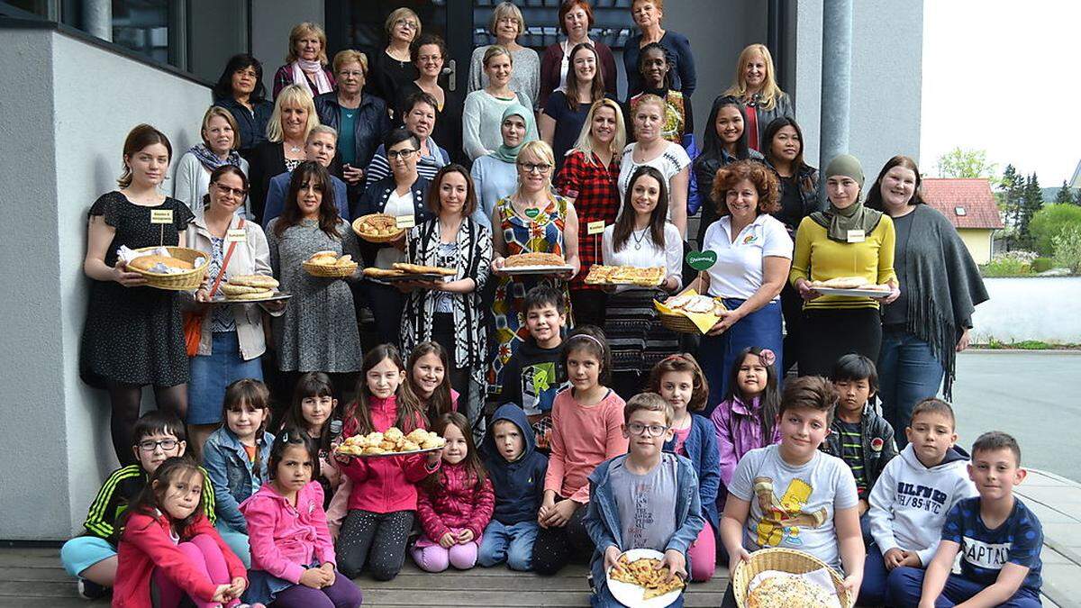 Die fleißigen Brotbäckerinnen mit Sadika Kostmann vom Verein „Omega“ und Fachschuldirektorin Karin Kohl