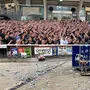Sturm-Fans am Stadionvorplatz: Riesen Stimmung Donnerstagabend, riesiger Müllteppich Freitagvormittag