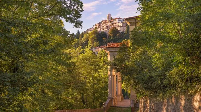 Im Piemont und der Lombardei liegen die neun Heiligen Berge, die Sacri Monti. Sie umfassen neun weitläufige Kapellenanlagen und andere Pilgerstätten, die im späten 16. und 17. Jahrhundert auf Bergen und an Seen errichtet wurden. Dazu gehören der Sacro Monte von Varallo, Crea, Orta, Varese, Oropa, Ossuccio, Ghiffa, Domodossola und Belmonte.