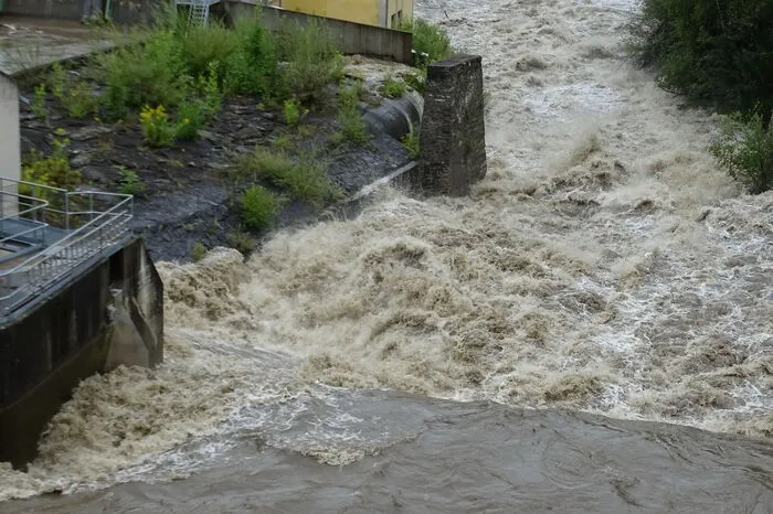 Die Mur führt Hochwasser.
