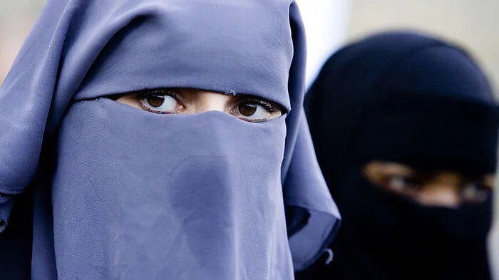 Burka-tragende Frauen entzweien die Gemüter