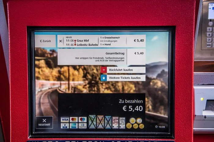 Schritt fünf: Zum Schluss zeigt der Automat den Preis und sämtliche Zahlungsmöglichkeiten an. Akzeptiert werden Kredit- und Bankomatkarten sowie Bargeld. Bei Barzahlung ist zu beachten, dass der Automat maximal 9,90 Euro an Retourgeld geben kann, weshalb bei kleinen Beträgen die größeren Banknoten durchgestrichen am Display erscheinen.Die Tickethotline: 05 17 17 25.