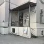 Außenansicht eines Eingangs in einem historischen Gebäude in dem sich ein Kindergarten befindet