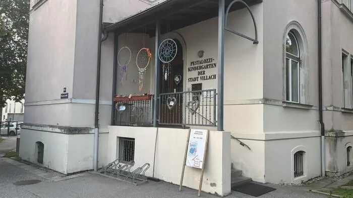 Außenansicht eines Eingangs in einem historischen Gebäude in dem sich ein Kindergarten befindet