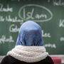 Junge Muslima trägt Kopftuch in der Schule