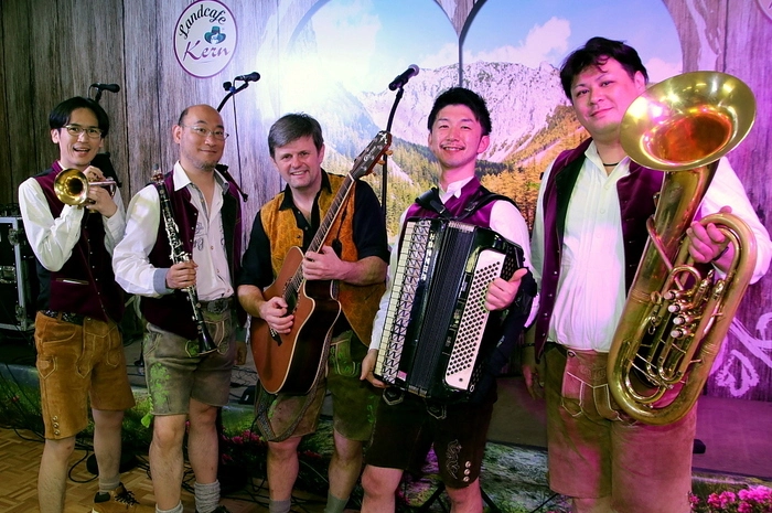 Klicken Sie sich durch die Fotos vom Konzert der "Tokio Spitzbuam" in der Lipizzanerheimat!