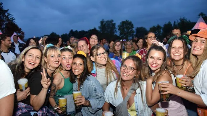 "The Power", "Coco Jambo", "It´s My Life", "Cotton Eye Joe" und Co.: Zu Musik aus den 1990ern tanzten Freitagabend auf der Moosburger Schlosswiese bei "We love the 90s" Tausende. Von Snap! bis zu den Venga Boys drückten sich Hitparadenstürmer aus der letzten Dekade des vorigen Jahrtausends die Mikrophone in die Hand.