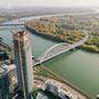 Der 168 Meter hohe Eurovea Tower in Bratislava am Donauufer bekommt Sonnenschutz von der Firma Hella 