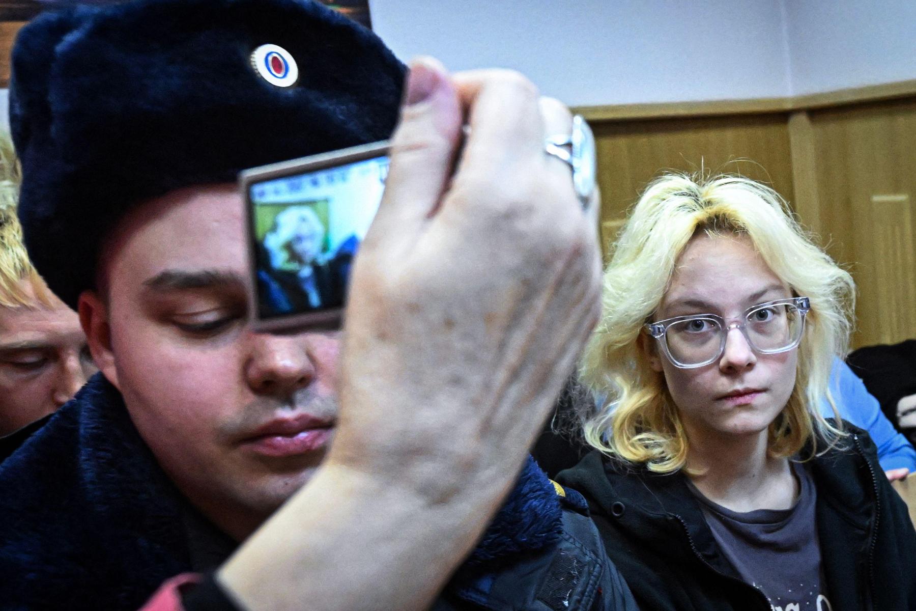 Song gegen Putin: Russische Justiz verfolgt Straßensängerin