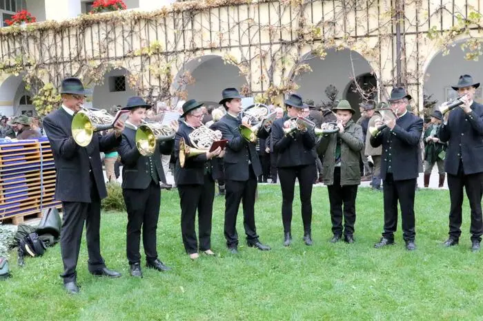 Für die musikalische Umrahmung des Gottesdienstes sorgten „Da 8-Gsong“ und die Jagdhornbläsergruppe „Herzogstuhl“ (Foto).