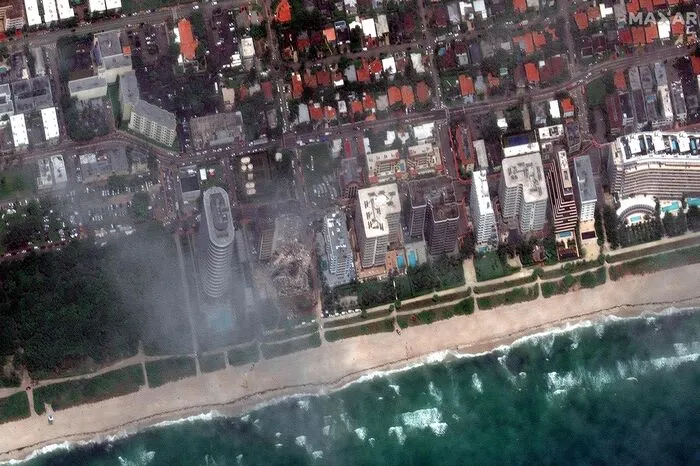 Das zwölfstöckige Wohngebäude Champlain Tower in der Stadt Surfside nördlich von Miami Beach war in der Nacht auf Donnerstag aus unbekannter Ursache eingestürzt.