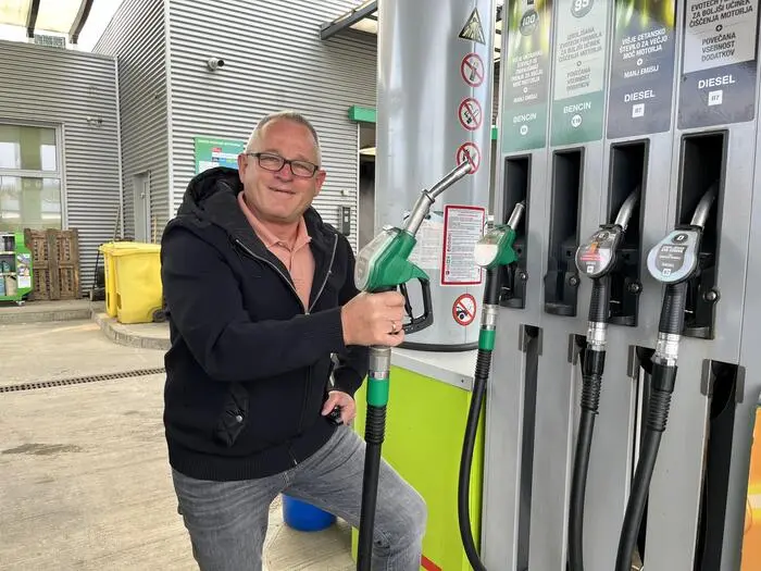 Peter Kovac aus Bad Radkersburg tankte am Montag nicht nur sein Auto, sondern auch jenes seiner Frau voll. Sein Standpunkt: „Das muss man ausnutzen.“