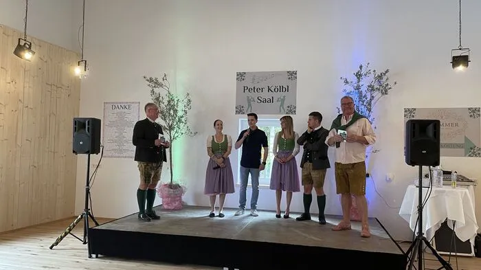 Hier auf der Bühne: Vizebürgermeister Franz Höller (ÖVP), Zloam-Wirt-Serviceleiterin Tamara Strassner, Küchenchef Johannes Ganisl und das Gastgeberpaar Julia Köberl und Jakob Zand sowie Gesellschafter Wolfgang Fischer