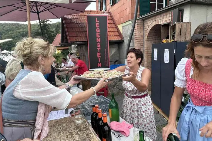 ... karamellisierter Kaiserschmarrenoder etwa frisch gebackener Topfen- und Nussfleck